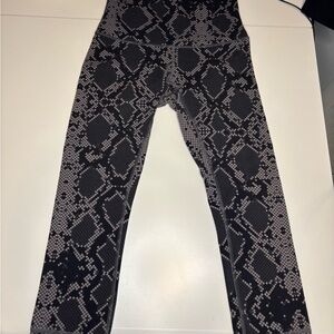 Lululemon Athletica Black and Gray Wunder Under Snake Leggings Size 6 22” *FLAW